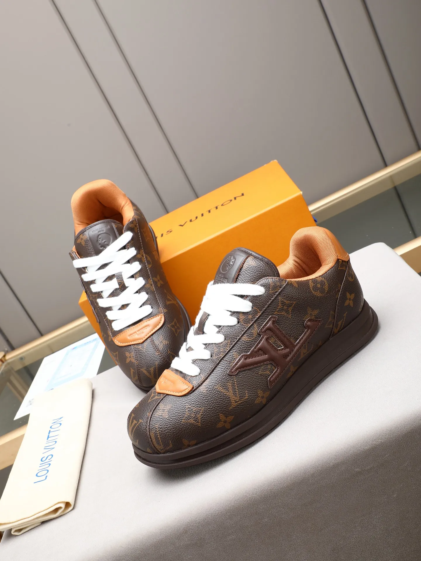 PP560 LV Louis Vuitton L Jialu Brand Runner Tatic Series Thick-soled Casual Sports Shoes Running Shoes Original purchase, development and production This LV Runner Tatic sports shoe combines technical materials such as mesh fabric and ribbons to interpret the inspiration of traditional mountaineering shoes. LV letters are written on one side, the lariat buckle of the quick lacing system is embellished with Monogram flowers and Louis Vuitton logos, and the light and wear-resistant rubber outsole completes the whole. ▪️Fabric: Original imported cowhide + mesh ▪️Inner lining: Original customized breathable mesh ▪️Sole: Original open-molded anti-slip rubber combination material ▪️Size: Men's 38-44 (customized for 45 and 46)
